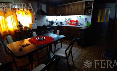 Venta casa para dos familias con cochera en Bernal Oeste