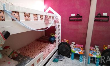 Venta casa para dos familias con cochera en Bernal Oeste