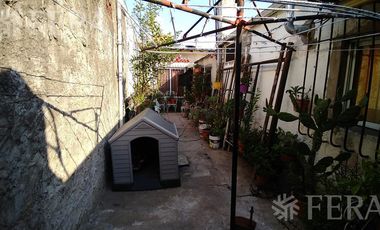 Venta casa para dos familias con cochera en Bernal Oeste