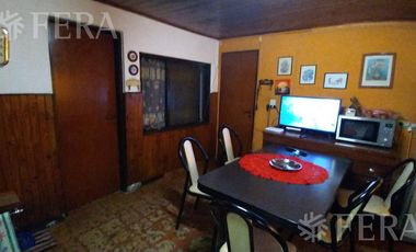 Venta casa para dos familias con cochera en Bernal Oeste