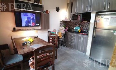 Venta casa para dos familias con cochera en Bernal Oeste