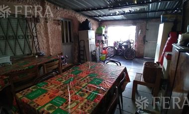 Venta casa para dos familias con cochera en Bernal Oeste