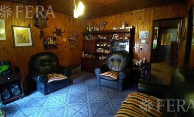 Venta casa para dos familias con cochera en Bernal Oeste