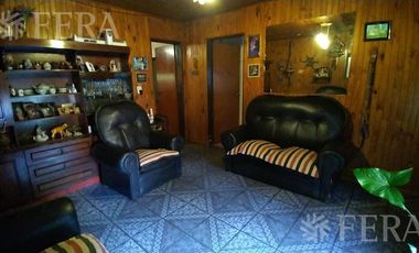 Venta casa para dos familias con cochera en Bernal Oeste