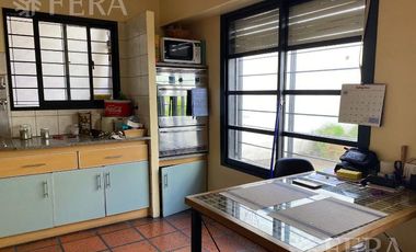 Venta casa 5 ambientes con cochera en Wilde