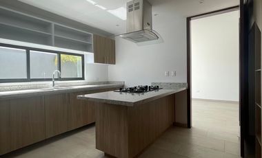 ESTRENA HERMOSA CASA A 1 MINUTO DE LA 11 SUR Y  AVE.MARGARITAS