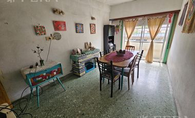 Venta de casa 5 ambientes con cochera y local en  Sarandí