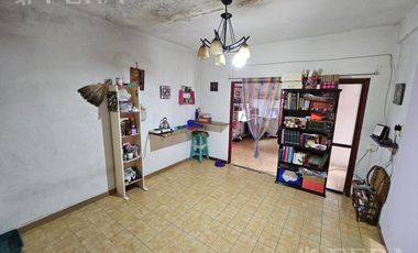 Venta de casa 5 ambientes con cochera y local en  Sarandí