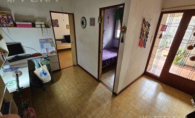 Venta de casa 5 ambientes con cochera y local en  Sarandí