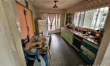 Venta de casa 5 ambientes con cochera y local en  Sarandí