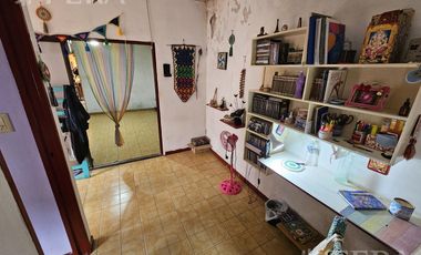 Venta de casa 5 ambientes con cochera y local en  Sarandí