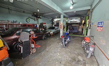 Venta de casa 5 ambientes con cochera y local en  Sarandí