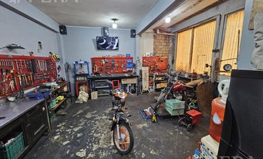 Venta de casa 5 ambientes con cochera y local en  Sarandí