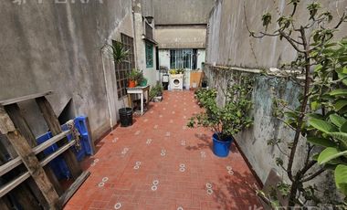 Venta de casa 5 ambientes con cochera y local en  Sarandí