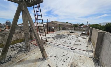 Venta de casa 5 ambientes con cochera y local en  Sarandí