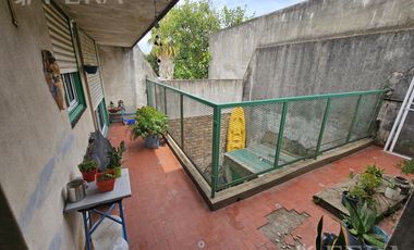 Venta de casa 5 ambientes con cochera y local en  Sarandí
