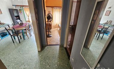 Venta de casa 5 ambientes con cochera y local en  Sarandí