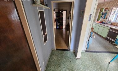 Venta de casa 5 ambientes con cochera y local en  Sarandí