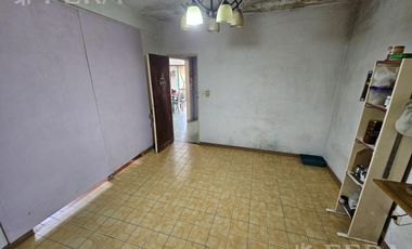 Venta de casa 5 ambientes con cochera y local en  Sarandí