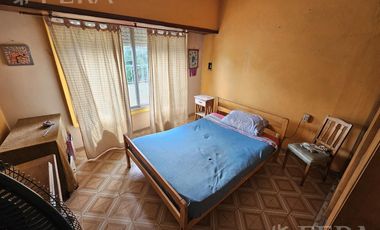 Venta de casa 5 ambientes con cochera y local en  Sarandí