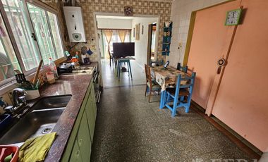 Venta de casa 5 ambientes con cochera y local en  Sarandí
