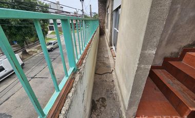 Venta de casa 5 ambientes con cochera y local en  Sarandí