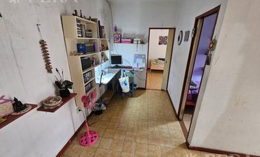 Venta de casa 5 ambientes con cochera y local en  Sarandí