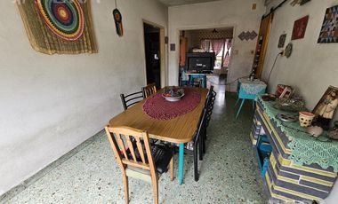 Venta de casa 5 ambientes con cochera y local en  Sarandí