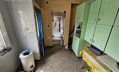 Venta de casa 5 ambientes con cochera y local en  Sarandí