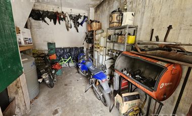 Venta de casa 5 ambientes con cochera y local en  Sarandí