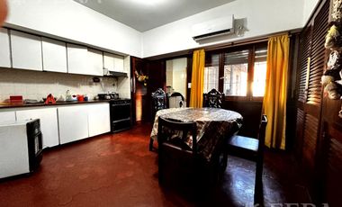 Venta de casa de 5 ambientes con cochera y quincho en Wilde