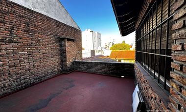 Venta de casa de 5 ambientes con cochera y quincho en Wilde