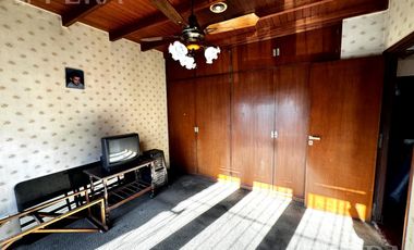 Venta de casa de 5 ambientes con cochera y quincho en Wilde