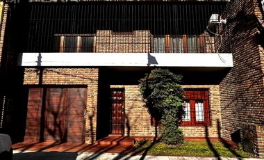 Venta de casa de 5 ambientes con cochera y quincho en Wilde