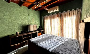 Venta de casa de 5 ambientes con cochera y quincho en Wilde