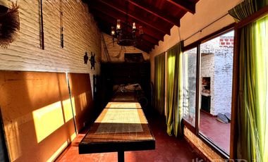 Venta de casa de 5 ambientes con cochera y quincho en Wilde
