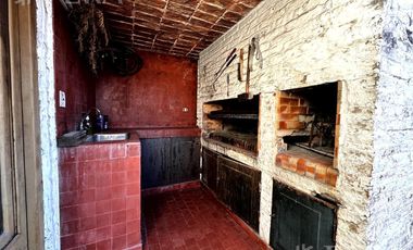 Venta de casa de 5 ambientes con cochera y quincho en Wilde