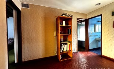 Venta de casa de 5 ambientes con cochera y quincho en Wilde