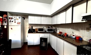 Venta de casa de 5 ambientes con cochera y quincho en Wilde