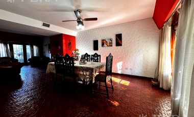 Venta de casa de 5 ambientes con cochera y quincho en Wilde