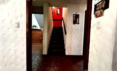 Venta de casa de 5 ambientes con cochera y quincho en Wilde