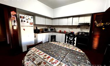 Venta de casa de 5 ambientes con cochera y quincho en Wilde