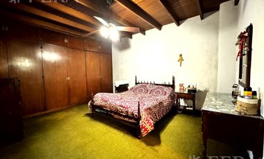 Venta de casa de 5 ambientes con cochera y quincho en Wilde