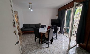 3 DE FEBRERO 900 piso al frente 2 dormitorios. Balcón