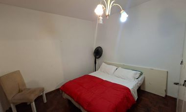 3 DE FEBRERO 900 piso al frente 2 dormitorios. Balcón