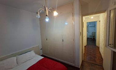 3 DE FEBRERO 900 piso al frente 2 dormitorios. Balcón