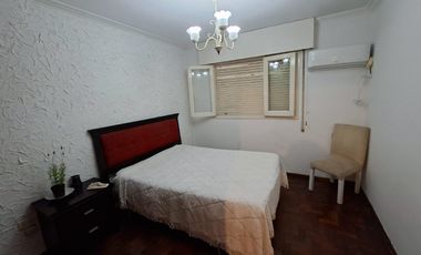 3 DE FEBRERO 900 piso al frente 2 dormitorios. Balcón