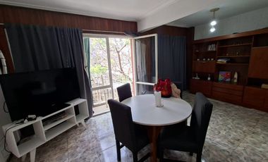 3 DE FEBRERO 900 piso al frente 2 dormitorios. Balcón