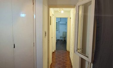 3 DE FEBRERO 900 piso al frente 2 dormitorios. Balcón