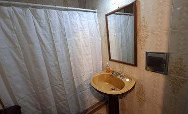 3 DE FEBRERO 900 piso al frente 2 dormitorios. Balcón